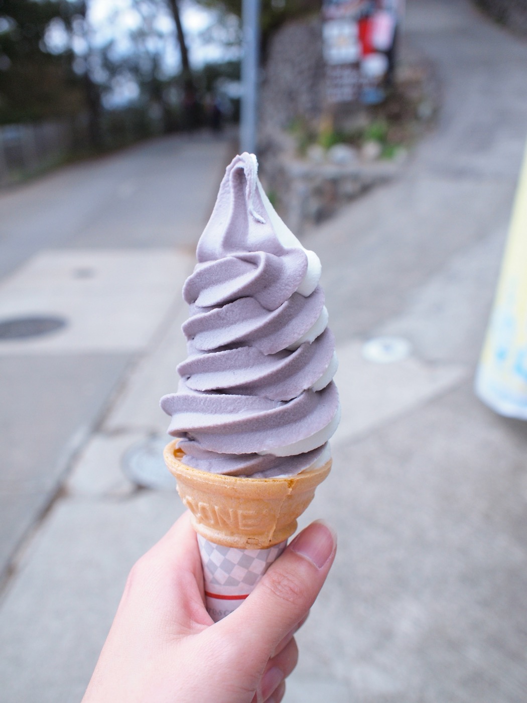 薄紫色のハスカップソフトクリーム