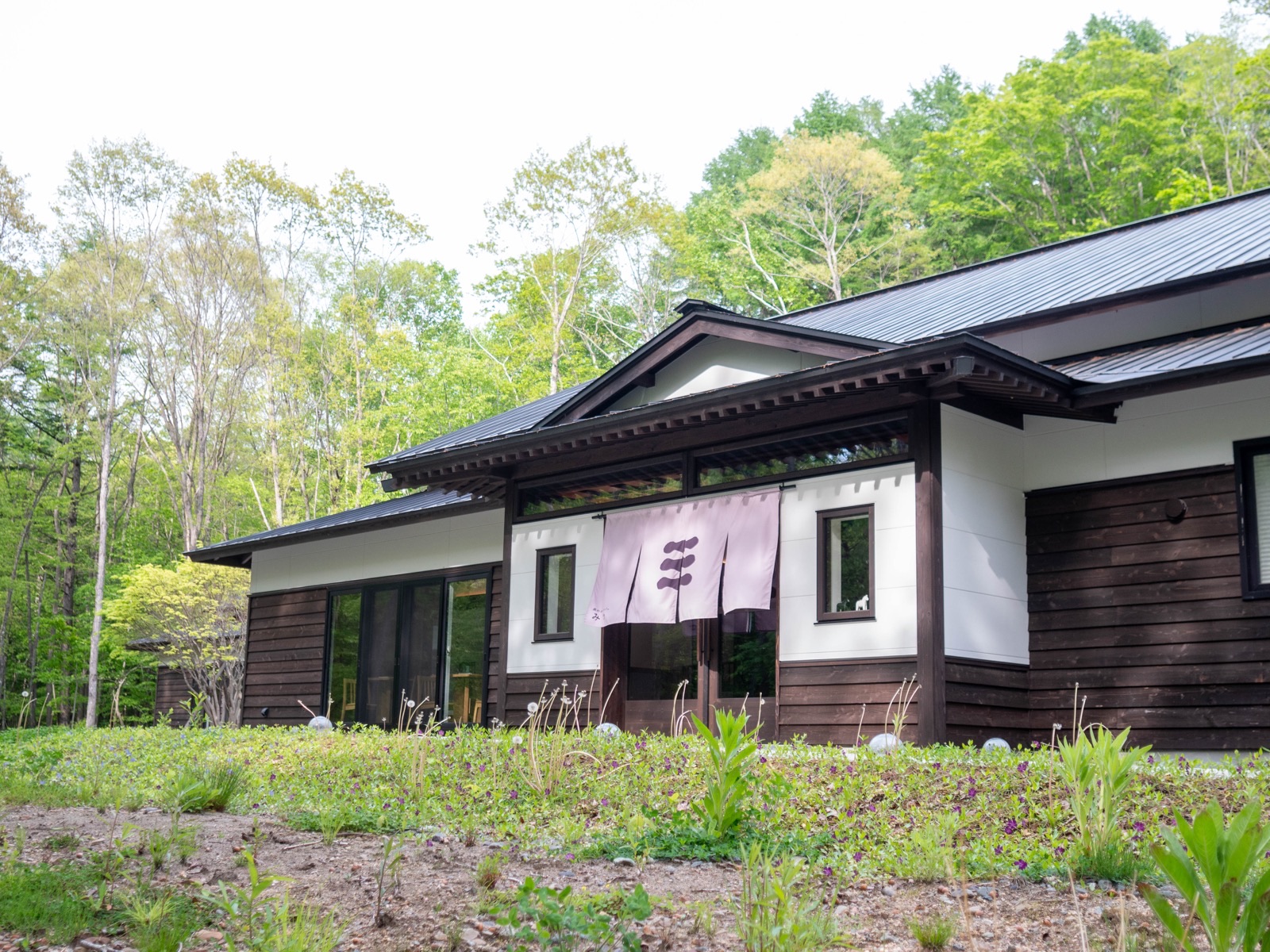 玄関正面から見た、みつの建物全体
